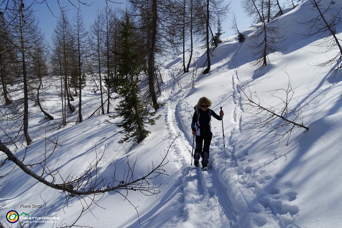 38 Seguendo sempre la traccia sci-alpinistica.JPG